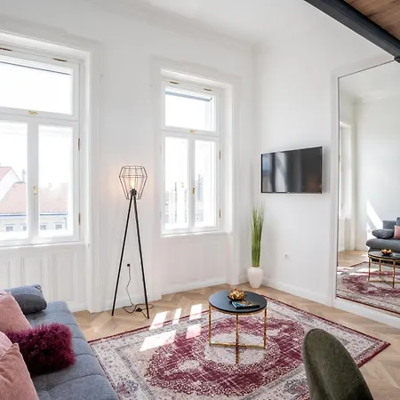 V62 Apartments- Downtown 4*