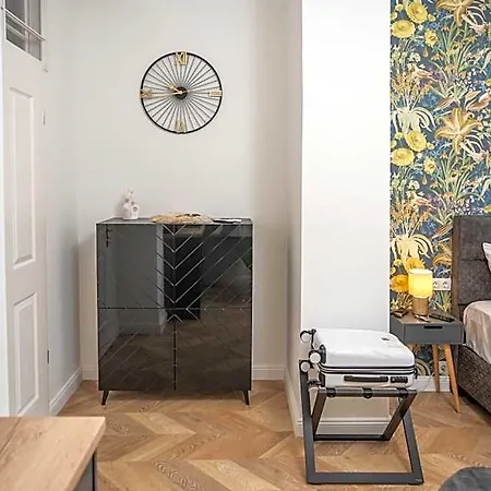 V62 Apartments- Downtown 4*