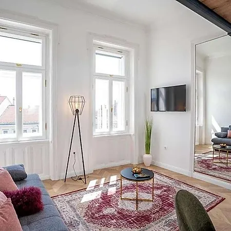 Lägenhetshotell V62 Apartments- Downtown Sopron