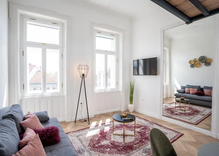 V62 Apartments- Downtown 4*